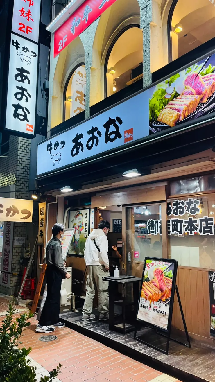 用餐時間人潮絡繹不絕。