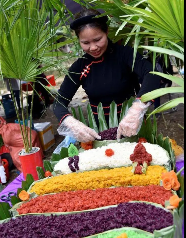 岱依族 Tày 節慶活動的五色糯米飯 (網路圖)