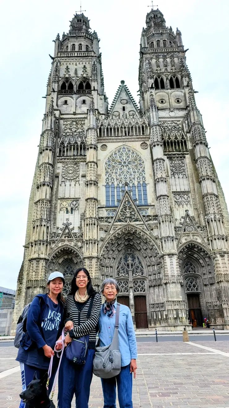 【3個女人與阿肥在大教堂前】
