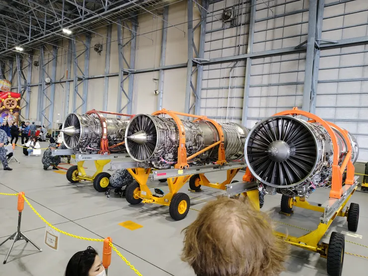 飛機引擎，小朋友可以排隊坐推車從底下穿過去