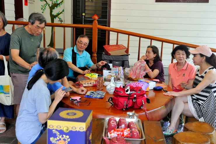 【蔓森活到了十六人卻是近年高峰！同學陸續抵達，在公共休閒區泡茶與咖啡，吃零食、聊天。】