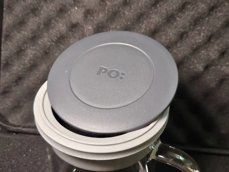 上杯蓋的部分可以當作悶蒸時使用，也可以當作手沖後的杯墊蓋