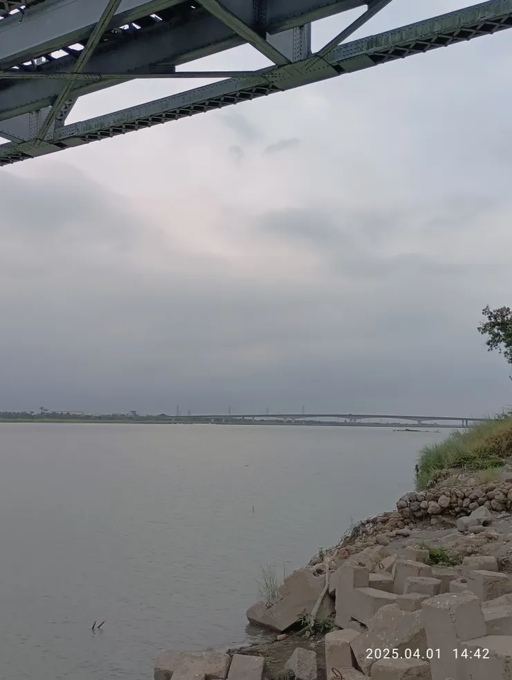 遠處是高屏大橋，自拍攝