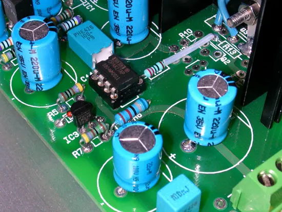 參考電壓源使用 LM336-2.5V，OP 比較器使用 OPA627AP，第一次製作時使用 LM329 做為參考電壓源，後來網友 UCC 來信建議將其更換為 LM336-2.5V，目的是讓比較器 OP 工作在較高的增益（2倍  --> 5.53 倍），經過這樣修改後，音場變的更寬更深