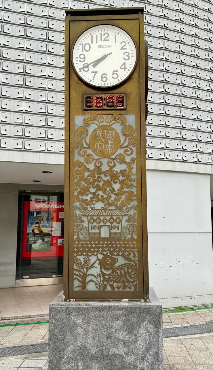 路邊的時鐘溫度計裝置，有典雅的雕飾花紋。