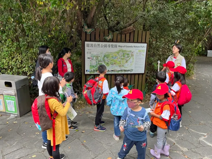 導覽人員介紹自然公園