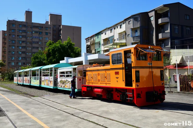 德馬牽引的觀光火車目前安排假日行駛中興到新營車站。注意看!編組裡還有一輛守車