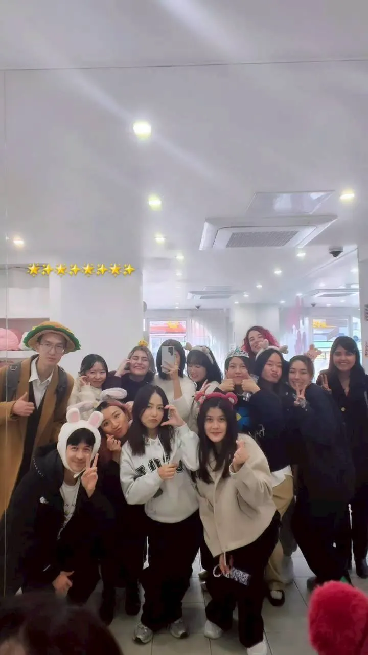 全班挑戰拍貼機的極限哈哈哈