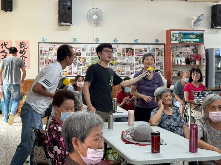 感謝頭屋公所農業課長(持麥克風的帥哥)