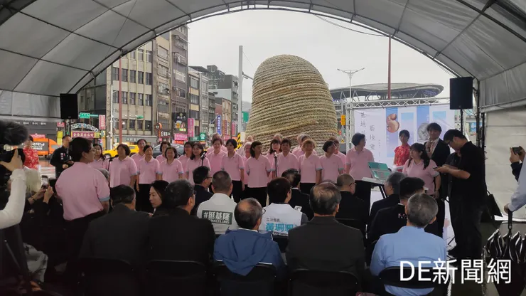 基隆港合唱團在揭幕儀式中獻唱。(記者曾金萬/攝)