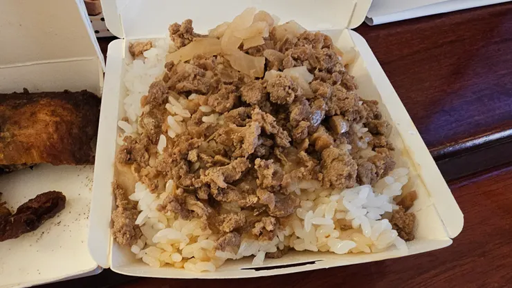 SOGO美食街買的滷肉飯超好吃!瘦肉比較多!很適合櫃姐!