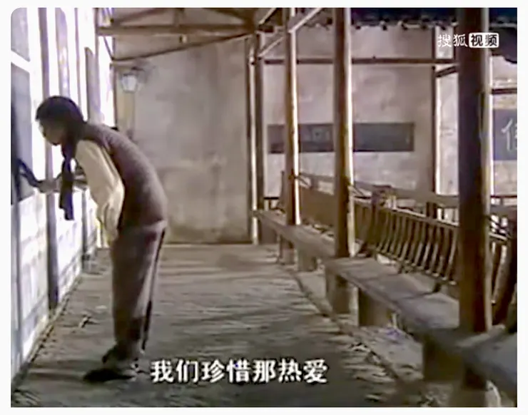 取自影片: 年邁的文在碑牆上找字