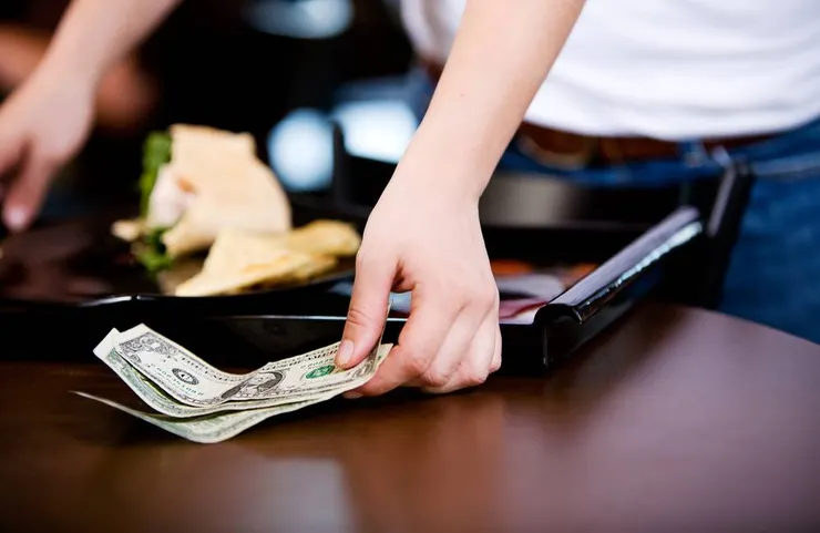 小費被視為貶義 ©Sean Locke Photography/Shutterstock.com
