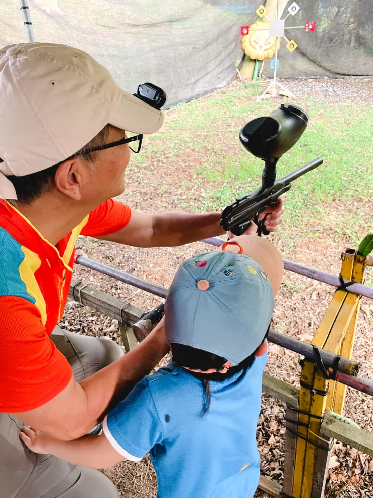 漆彈體驗很不錯，路易跟外公一起玩^ - ^