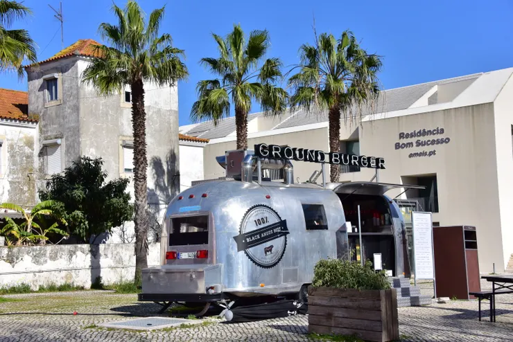 棕櫚樹加上餐車,路過都會想要走近消費。