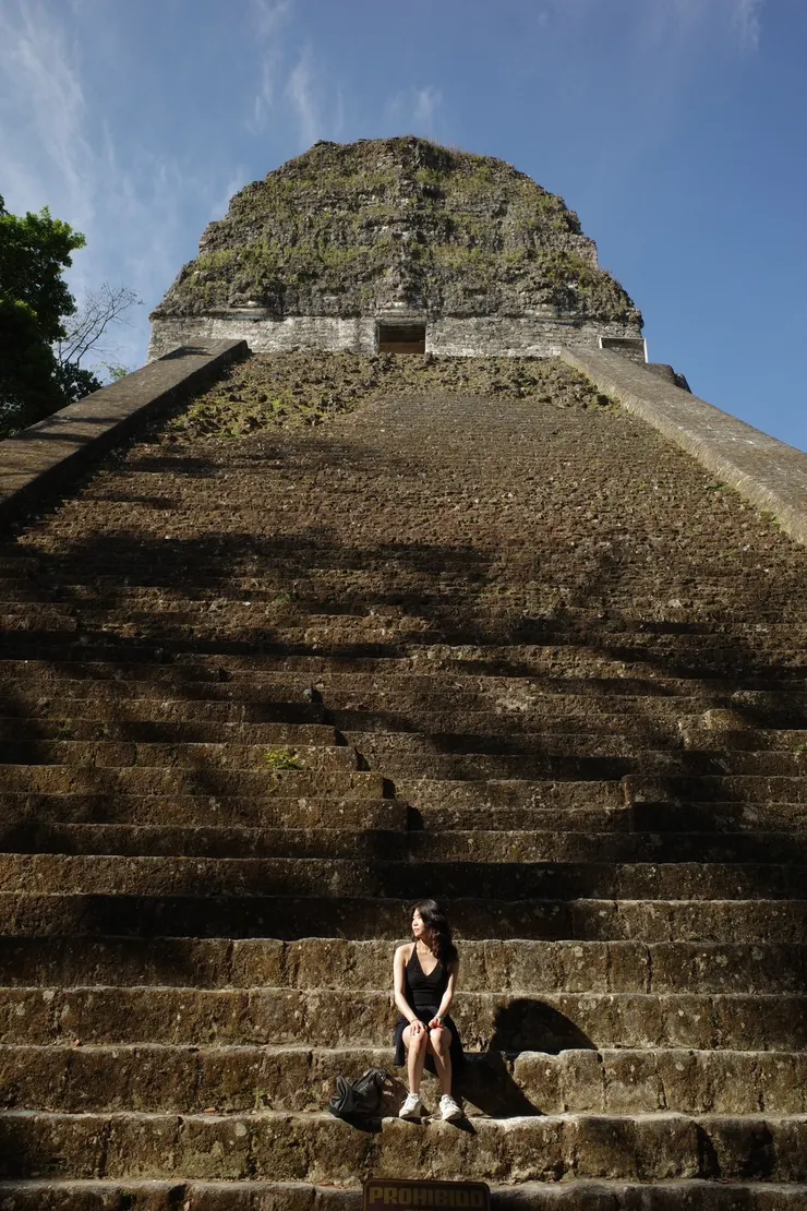 不建議攀爬的瑪雅神廟。但導遊說爬個幾階拍拍照還是可以的。