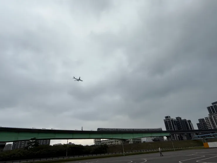 2026/02/16 有飛機和機場捷運同時出現