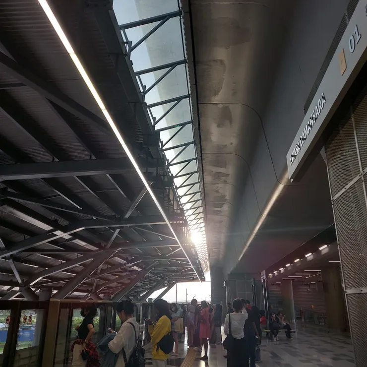 傍晚時分的捷運月台