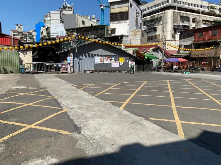 兩條水圳舊路通過集應廟埕，繼續往南鑽進市場後段