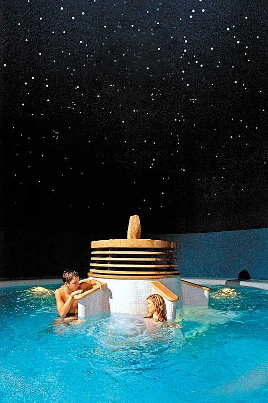 該照片取自官網分享 ( 照片有打光 ) 實際是更暗的，所以抬頭可以看見點點星光，很漂亮。