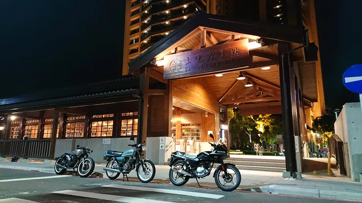 柴魚羹的手工野狼、我的雷霆、車友的名劍攝於三塊厝車站