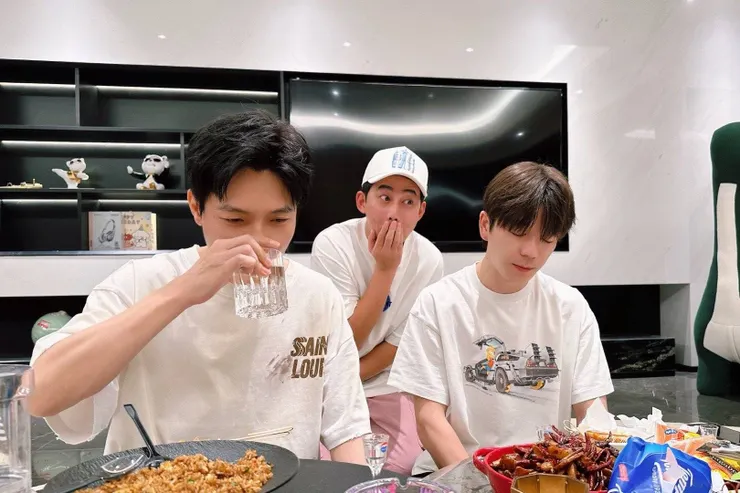 陳楚生與王櫟鑫在《披荊斬棘３》裡因為組團環節而出現小爭執。做為好兄弟，蘇醒在小號發圖，表面像在看熱鬧，其實也反映他們還是照樣吃飯喝酒的交情。