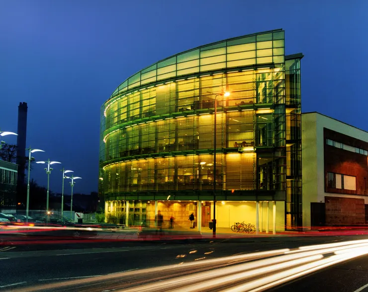 格大的醫學院在英國實力名列前茅, 同時建築十分新穎