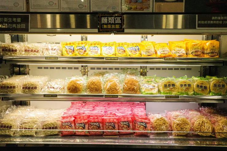 自助吧提供各種麵條。（攝影／卓芳妤）