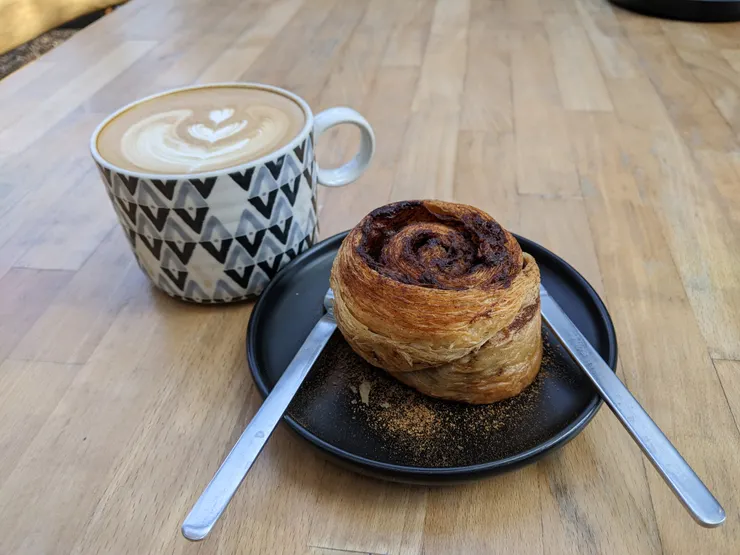 羊小白和黑金肉桂捲