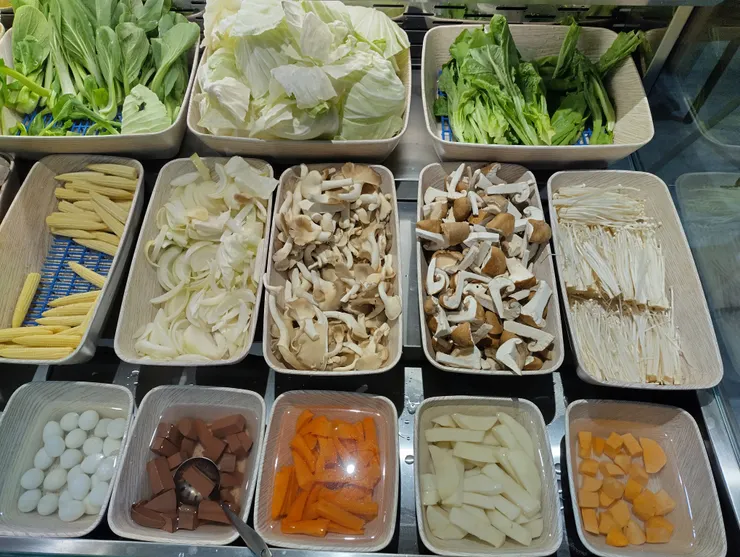 青江菜、高麗菜、玉米筍、洋蔥、秀珍菇、香菇、金針菇、鳥蛋、鴨血、紅蘿蔔、馬鈴薯、地瓜