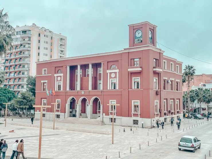 Sheshi Liria 旁的市政府建築