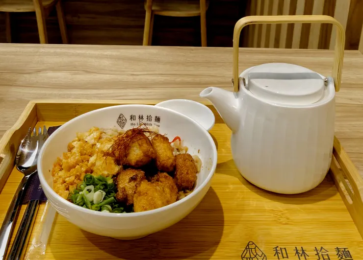 麵點是最早加入文青店的庶民小吃之一，疫情後再以精緻的定食形式包裝出美感價值