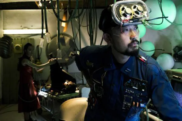 「肺臟機動隊」收取高額報酬，駭入患者意識治療受人工病毒感染的病患。（圖片來源：https://fivars.net/stories/stories2019/pneumo-hacker/）