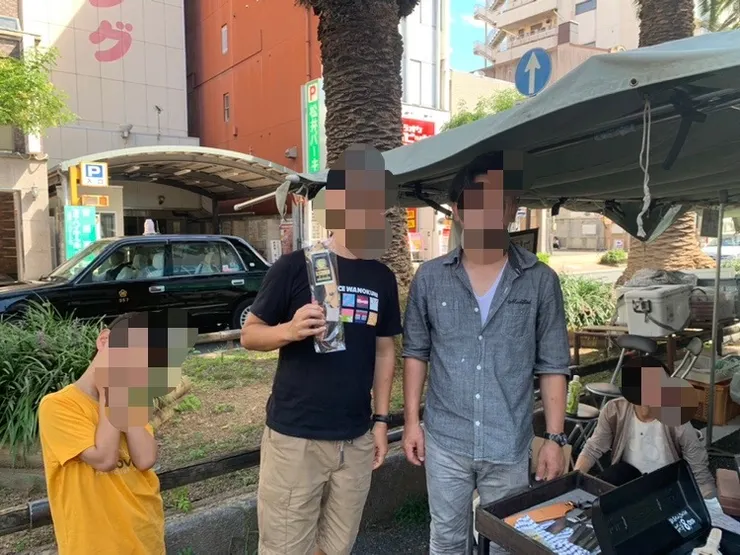 達人跟兒子以及老公合照一張。