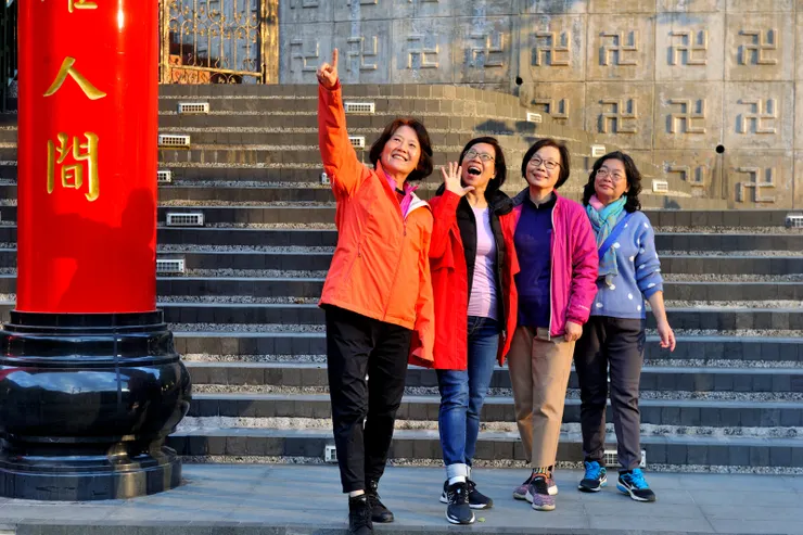 【四美在山門下擺POSE】