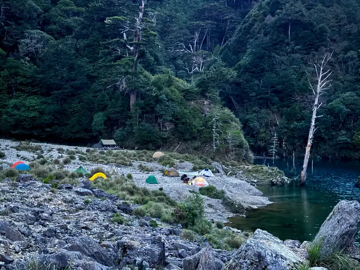 隔天5點起床以為會有日出, 結果太陽被前面的山體擋住看了個寂寞~😒