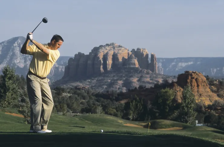 體驗塞多納紅岩景觀環繞下的揮桿樂趣。圖／亞利桑那旅遊局