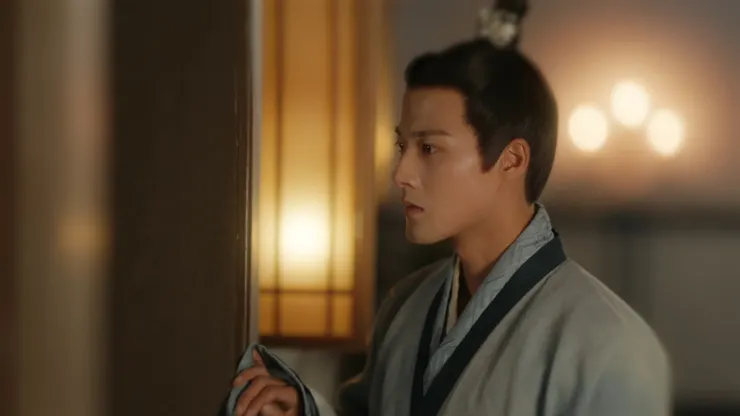 元啟元年，姿態從容，神情較沉靜