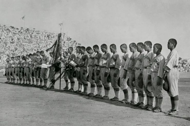 1930年夏季甲子園的閉幕儀式。右側為冠軍球隊廣島商業學校，左側為亞軍球隊諏訪蠶糸學校。