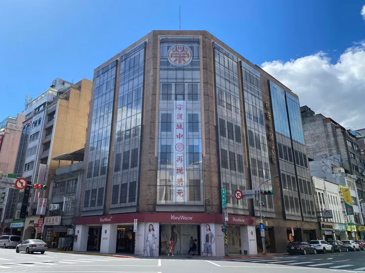 博愛路150號的國泰世華大樓，前身就是菊元百貨，是臺灣第一家百貨公司。