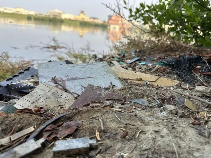 ▲電子廢棄物的處理問題已影響環境，台南、高雄交界的二仁溪河床地仍可發現IC晶片板。(菱傳媒提供 林政翰攝)