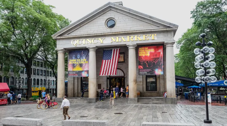 昆西市場(Quincy Market)每年吸引著大量遊客前往。