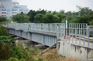 鋼樑和橋墩很有台鐵風格-自北岸往大林方向拍
