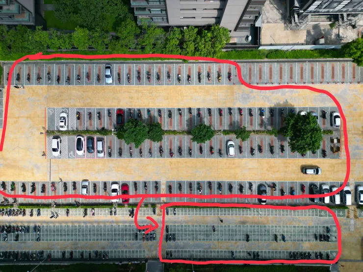 上圖的示意圖，有數過那些機車格了，數量足夠停的下，但政府卻不讓重機這麼停，凸顯有害社會的荒謬思維。