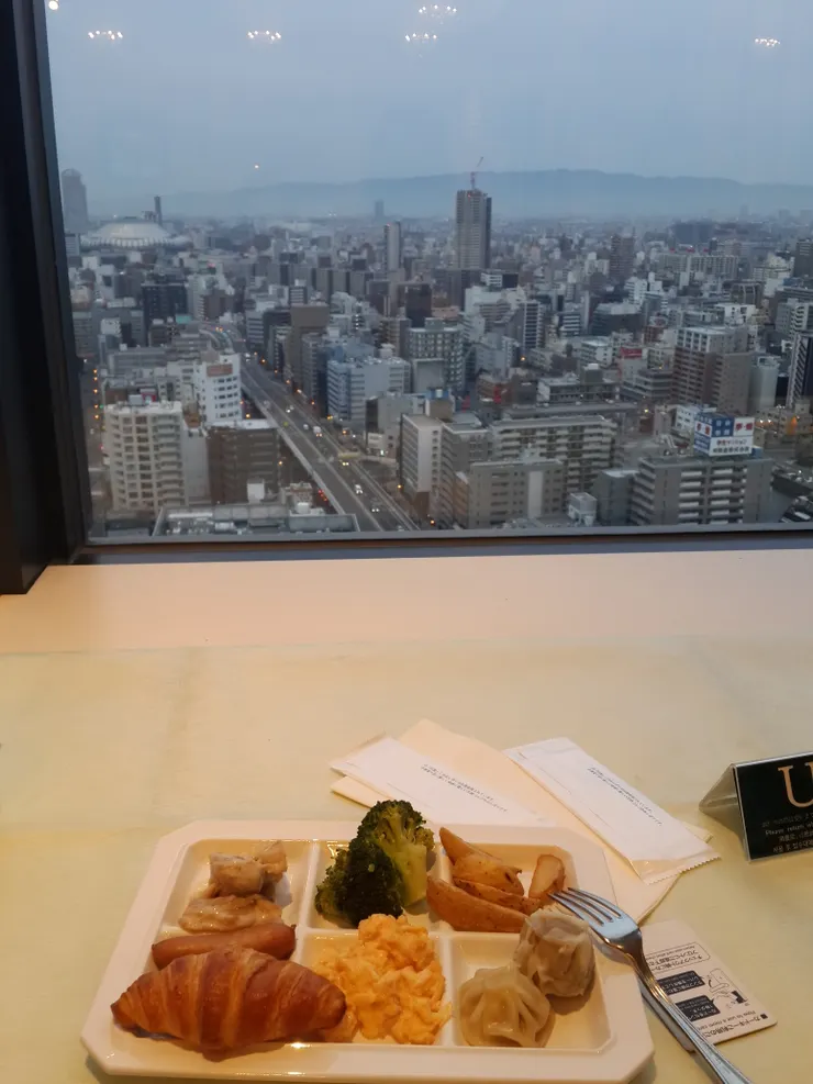 我在截稿ＤＬ前，在大阪飯店放空吃早餐