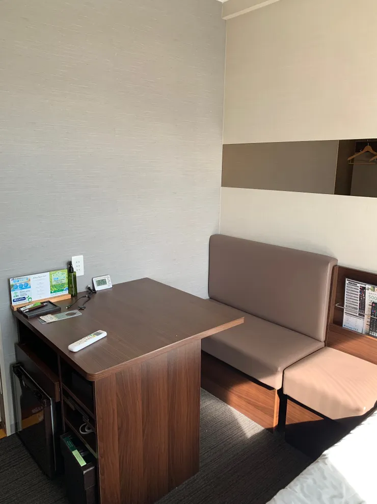 很厲害的桌子,裡面包含冰箱、垃圾桶、吹風機、杯子....都被藏在裡面的,超多功能。