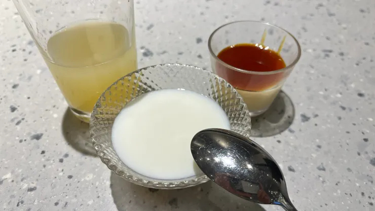 有杏仁豆腐和布丁。