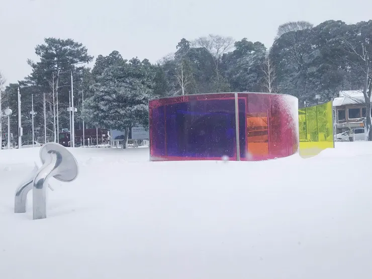 能就近欣賞戶外作品--彩色活動屋