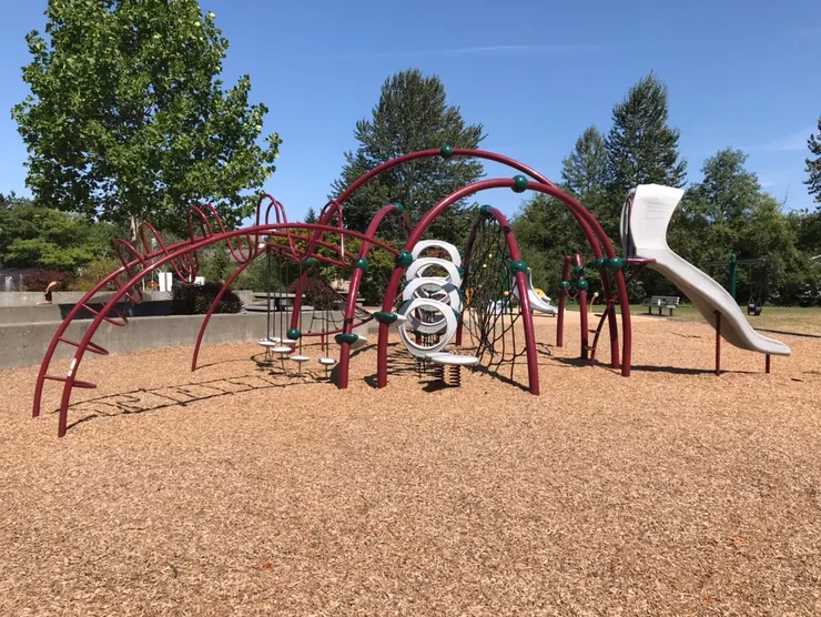 沒有樓梯的公園溜滑梯