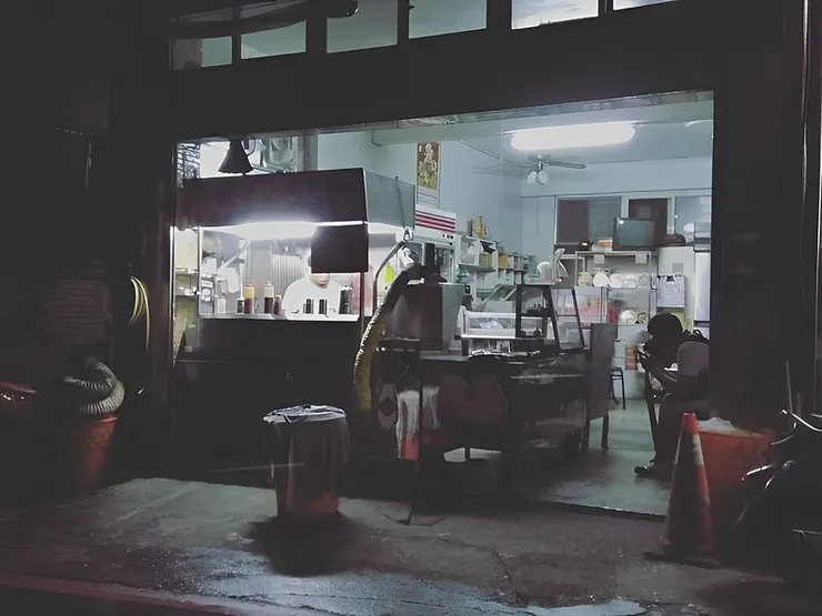 「阿姨的店」開在山上，鄰近我的高中校門口，是一間從早餐包到晚餐的全方位店家。